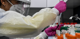 Un paziente immunosoppresso ha sviluppato mutazioni dopo la terapia con il plasma