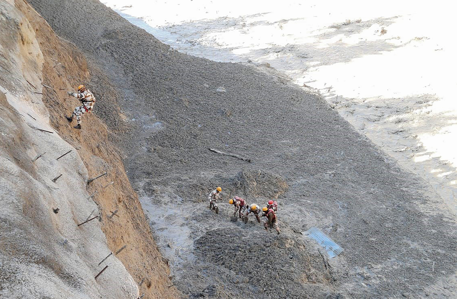 I soccorsi dopo il disastro nel ghiacciaio in Himalaya