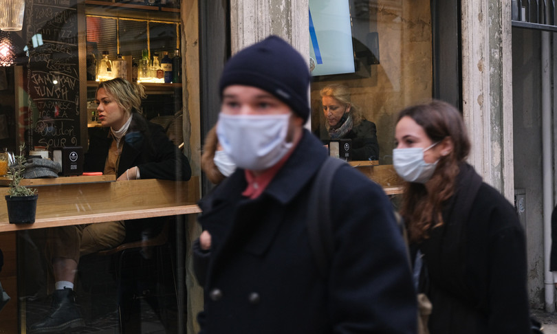 titolare pub rimasto aperto no reato epidemia