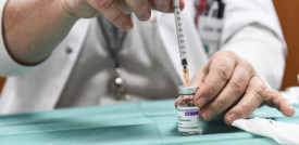 Il vaccino AstraZeneca raccomandato dall'Oms anche contro le varianti del covid