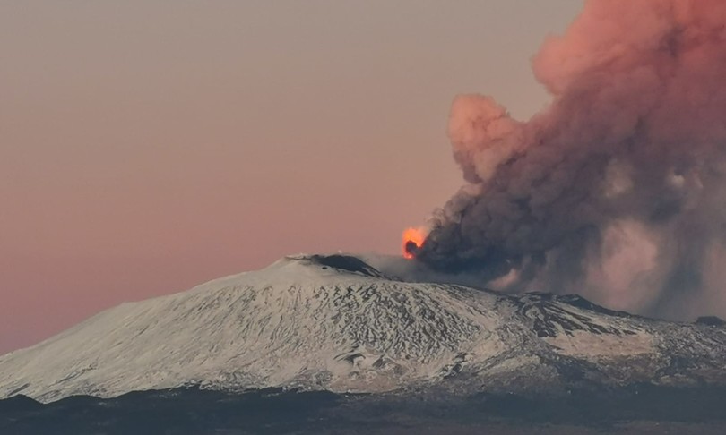 etna eruzione piovono pietre su catania