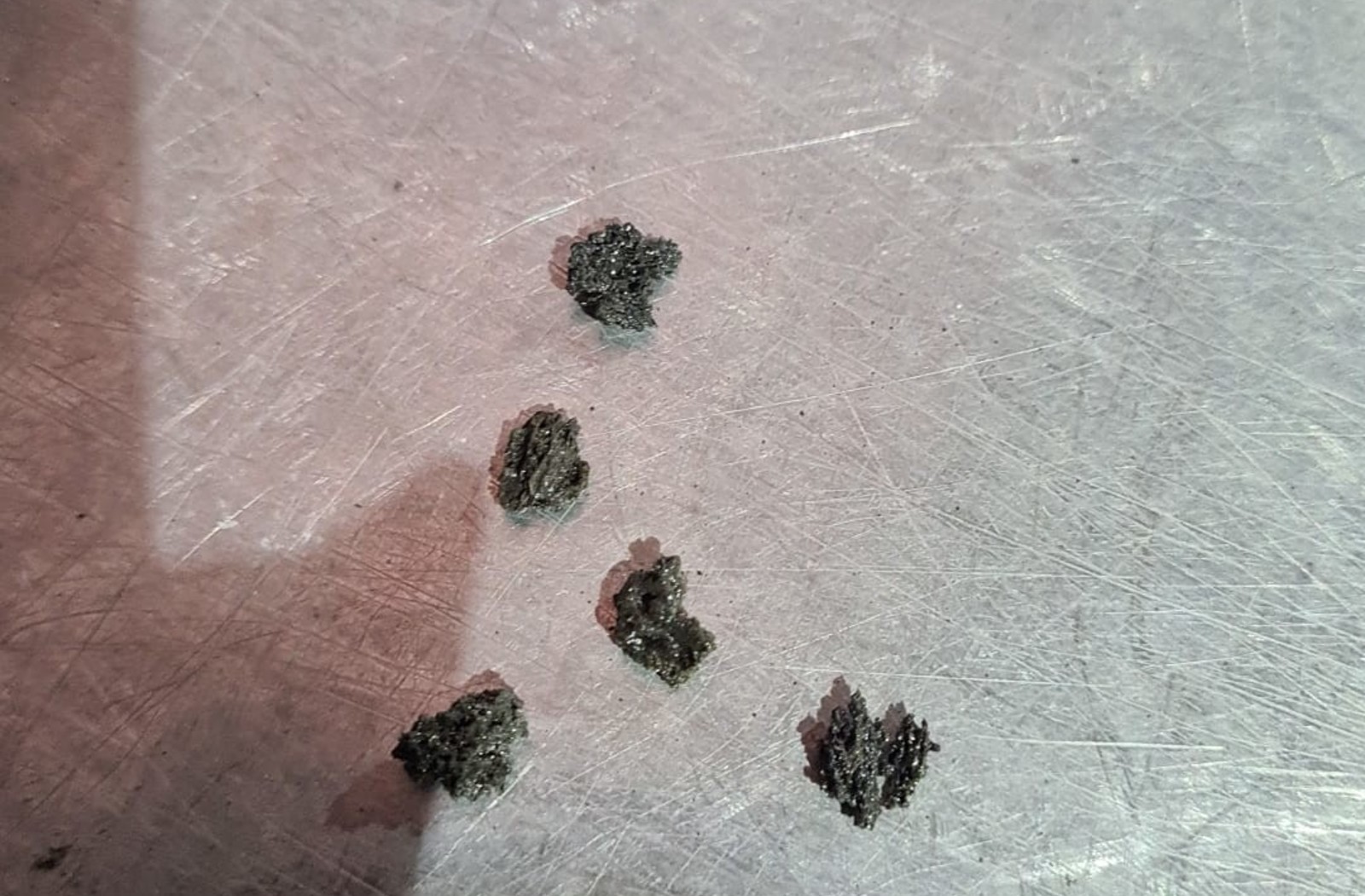 I frammenti piovuti su Catania durante l'eruzione dell'Etna