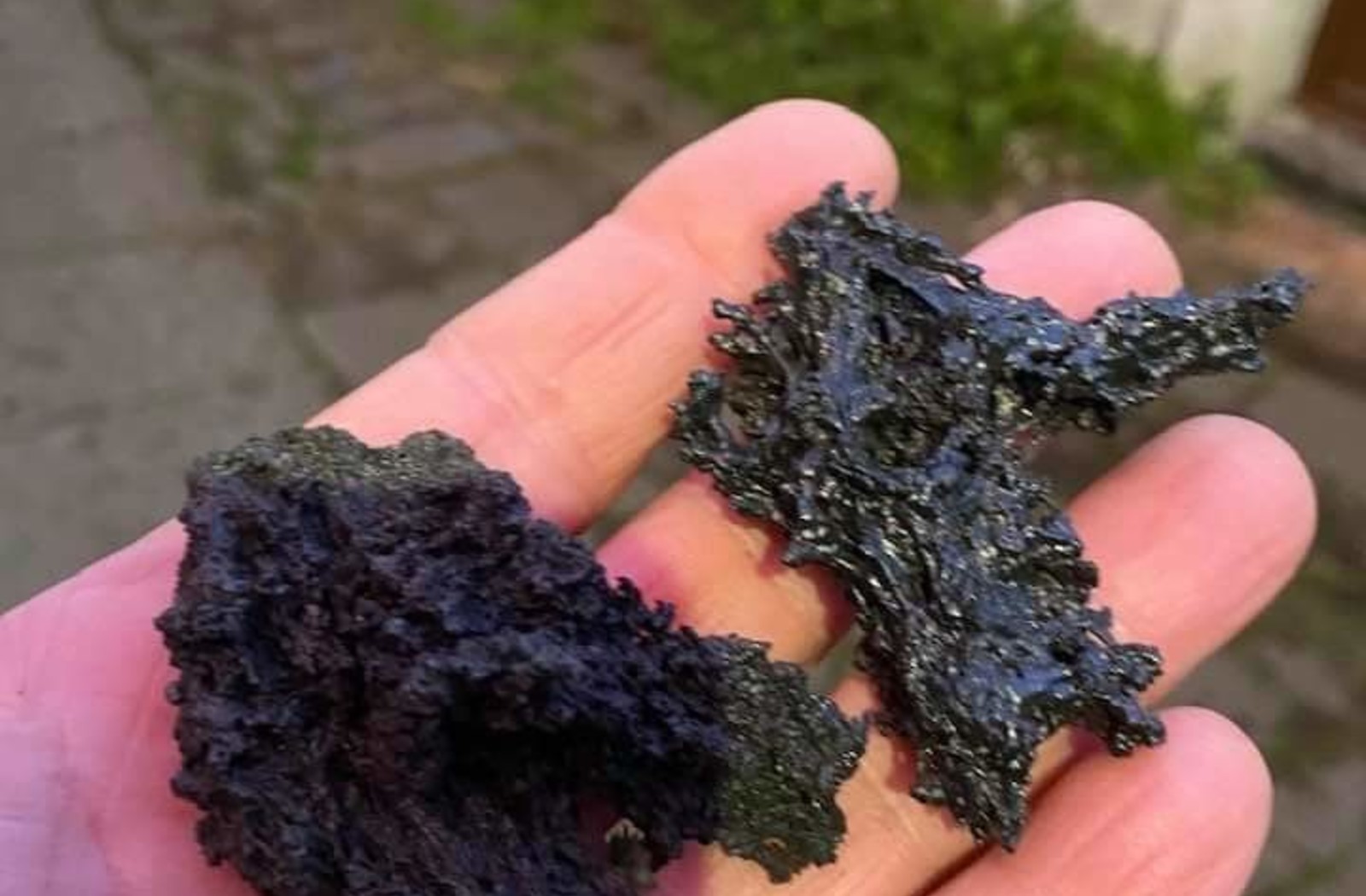 I frammenti piovuti su Catania durante l'eruzione dell'Etna