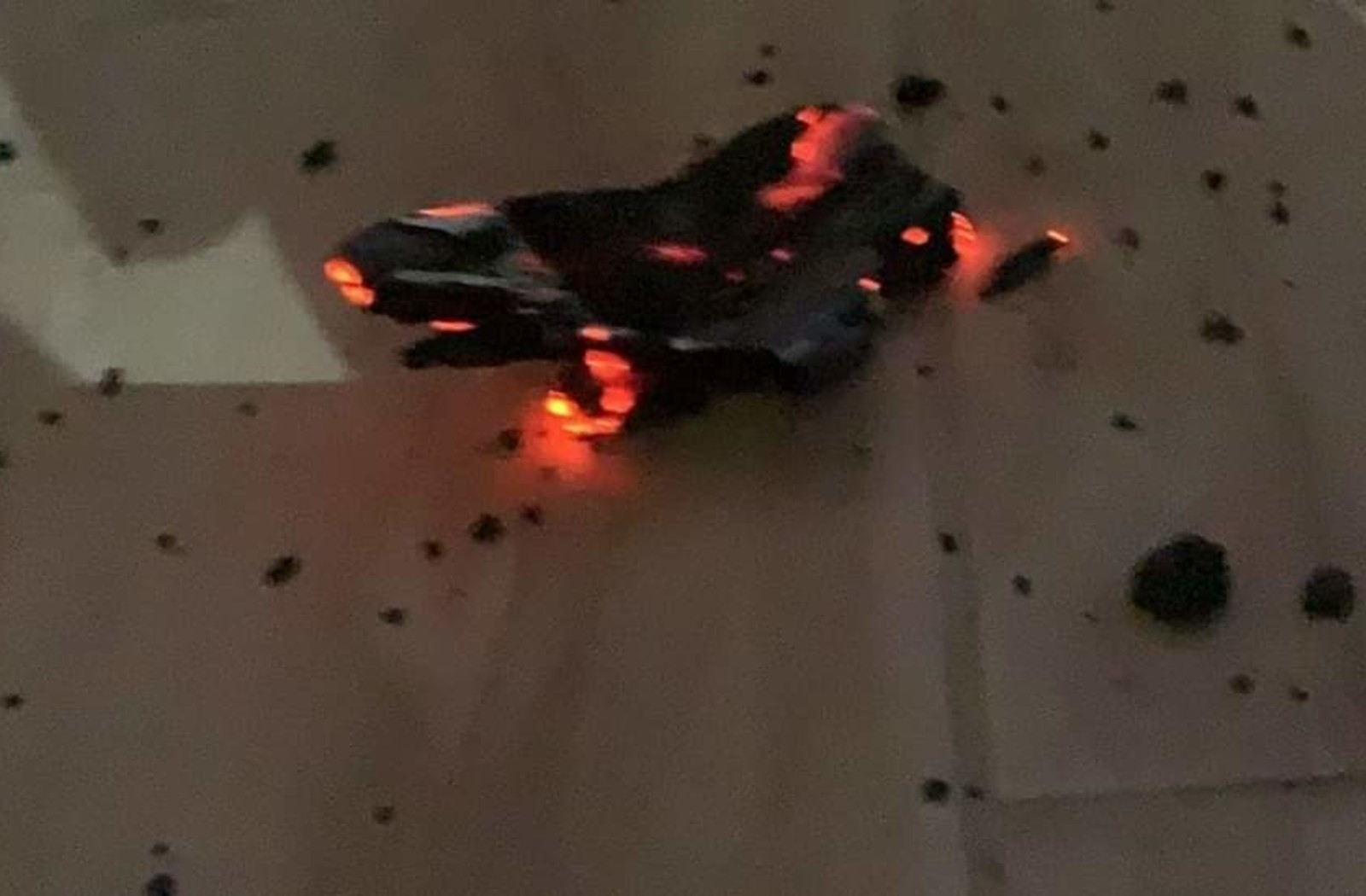I frammenti piovuti su Catania durante l'eruzione dell'Etna