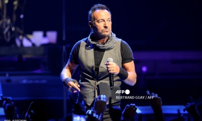 Bruce Springsteen multato beve shot tequila parco pubblico