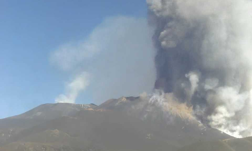 etna esplosioni e fontana di lava