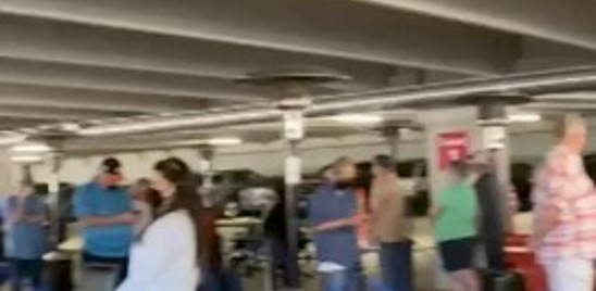 Centinaia di persone in fila per il vaccino a Houston