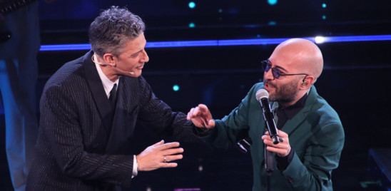 Il monologo di Sangiorgi e l'ironia di Fiorello: "Sembro D'Alema"