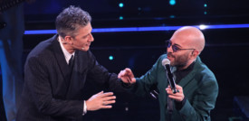 Il monologo di Sangiorgi e l'ironia di Fiorello: "Sembro D'Alema"