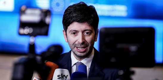 L'obiettivo di Speranza è vaccinare entro l'estate tutti gli italiani