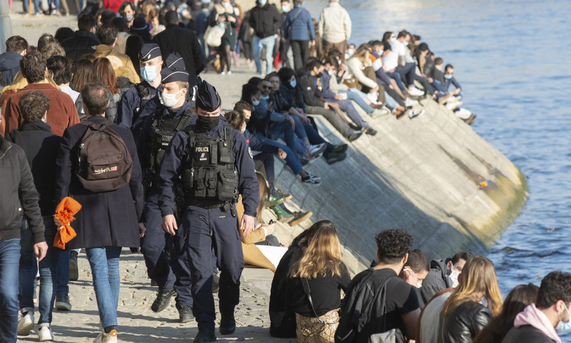 covid francia evacuazioni senna ira sindaco parigi