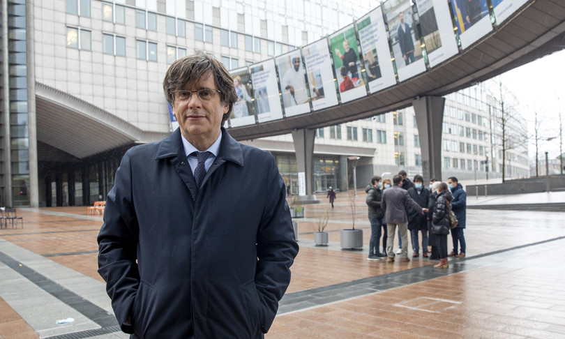 catalogna puigdemont perde immunità