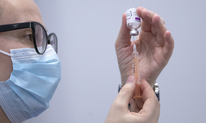 effetti collaterali vaccini discussioni social
