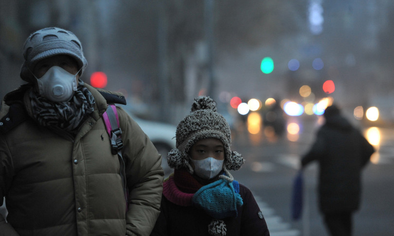 tempesta sabbia e smog pechino avvolta da nebbia gialla