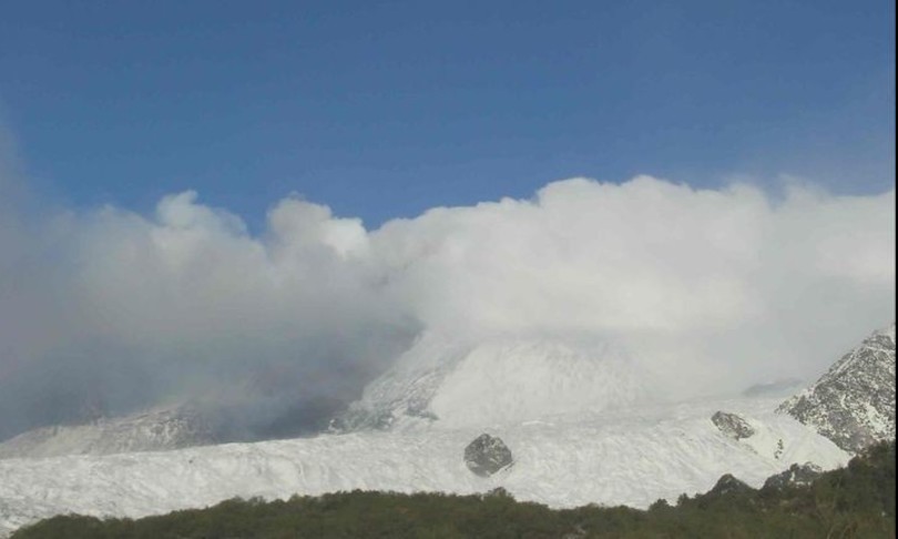 nuovo parossismo etna fra boati