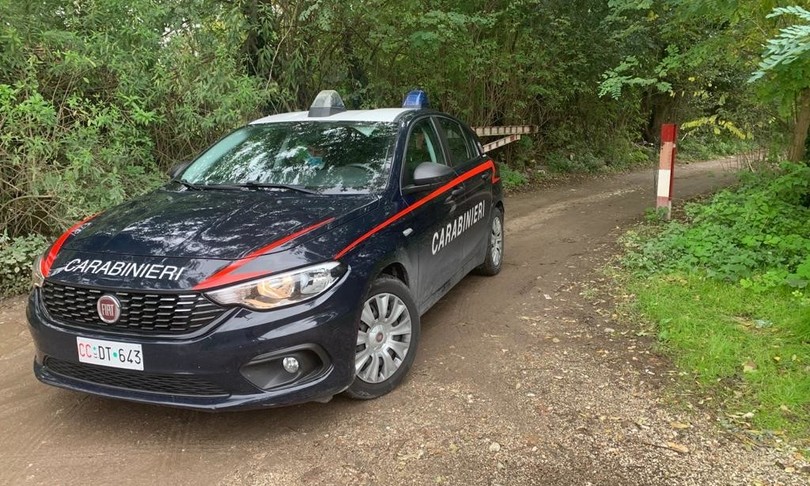 Due cadaveri in strada nel Napoletano, incidente o rapina?
