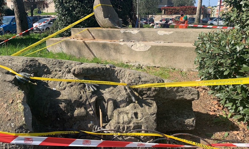 immagini crollo monumento walter rossi roma