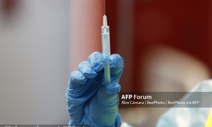 hub sotto casa vaccini lontano protesta anziani lombardi