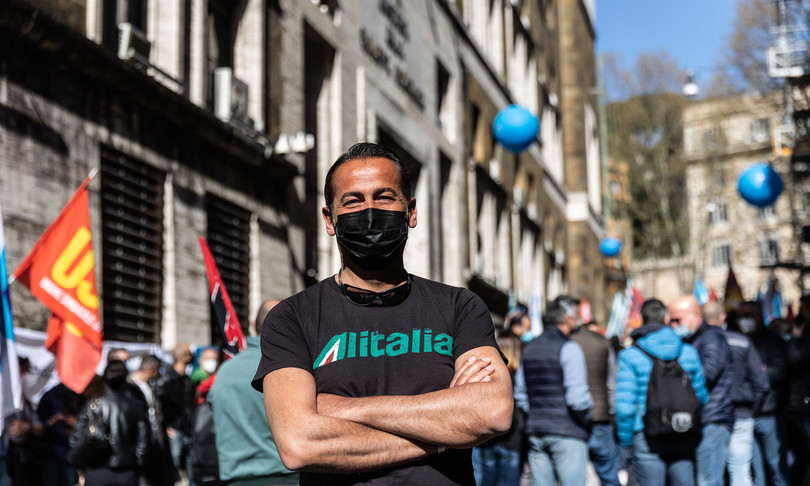 alitalia sindacati piede guerra stipendi dimezzati