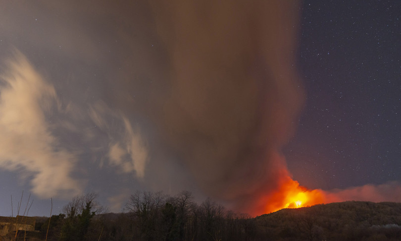 etna eruzione lava nube cenere
