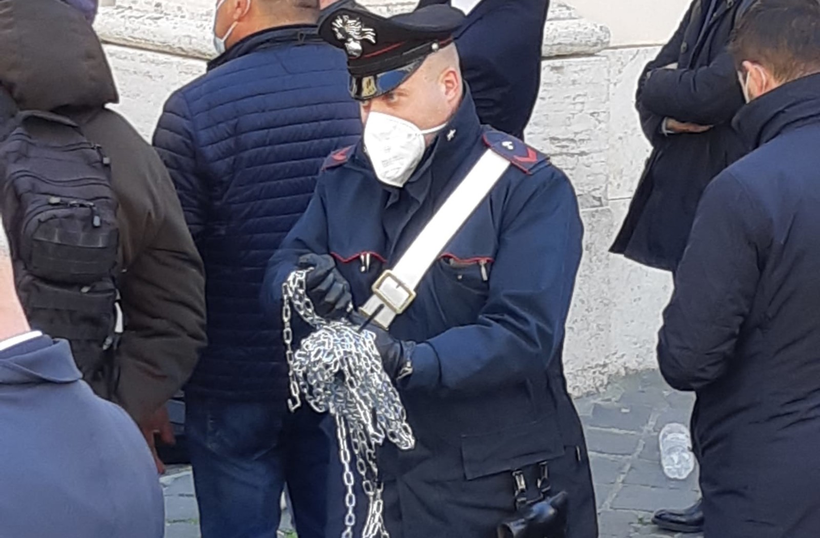 Le catene sequestrate ai manifestati davanti Montecitorio