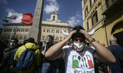 Si accende lo scontro politico sulle riaperture e sale la protesta in piazza 