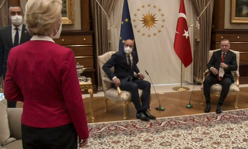 Von der Leyen sedia sdegno Ue sofagate