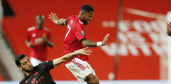 Lo United ha il 'mal di casa', l'Old Trafford cambia colore