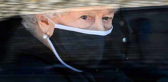 Le lacrime della regina nell'ultimo saluto a Filippo