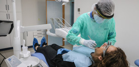 La pulizia dei denti potrebbe prevenire casi gravi di infezione da Covid