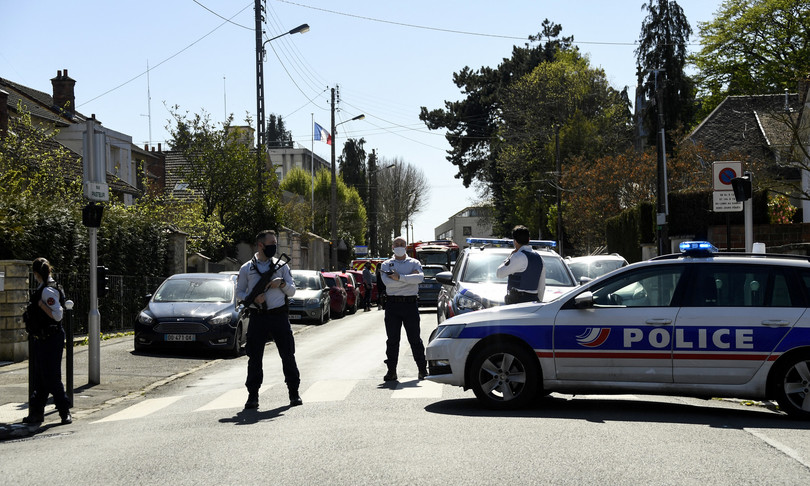 francia tunisino uccide funzionaria polizia in commissariato