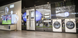 La gente non compra più auto ma spende nella tecnologia per la casa