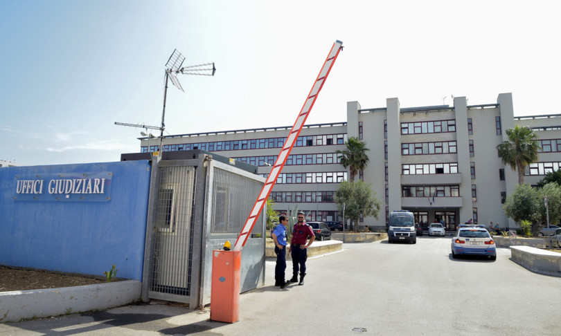 tangenti mazzette magistrato avvocato arrestati bari