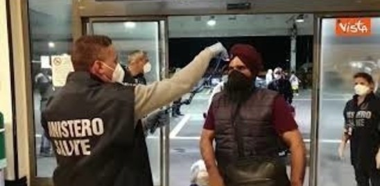 Variante indiana, controlli all'aeroporto di Fiumicino sui passeggeri appena sbarcati dall'India
