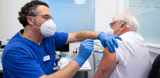 Per il vaccino Pfizer servir&agrave; una terza dose dopo 9 mesi