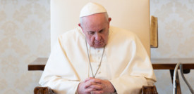 La doppia mossa di Bergoglio su Curia e porporati