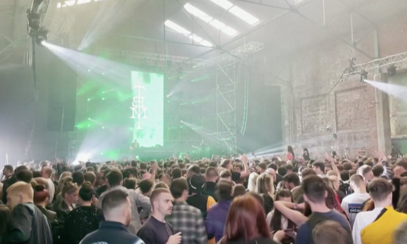 tremila persone ballano in discoteca senza mascherina liverpool