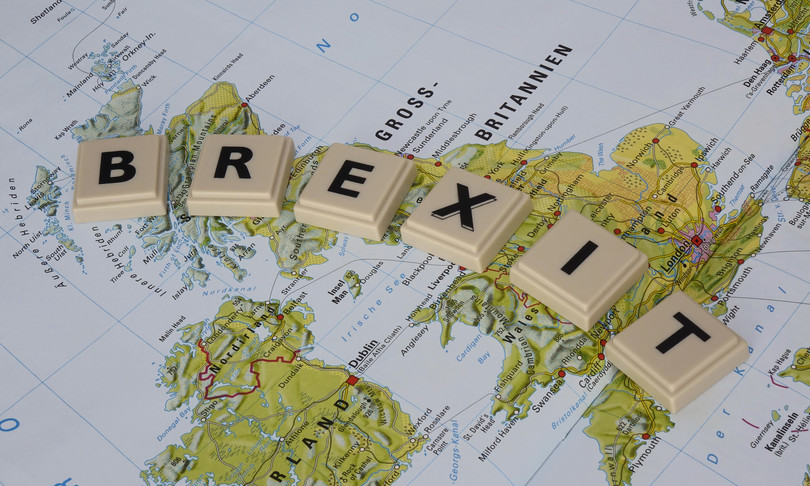brexit gb schiera navi da guerra pesca nella manica