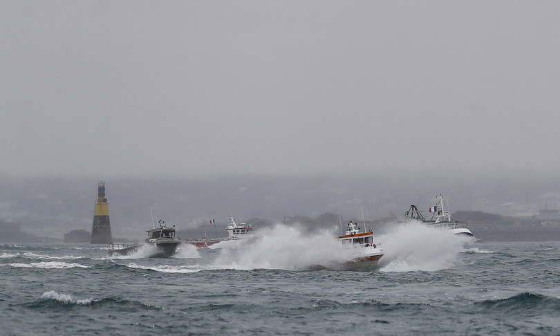 Francia Gran Bretagna schierato navi guerra Manica disputa pesca