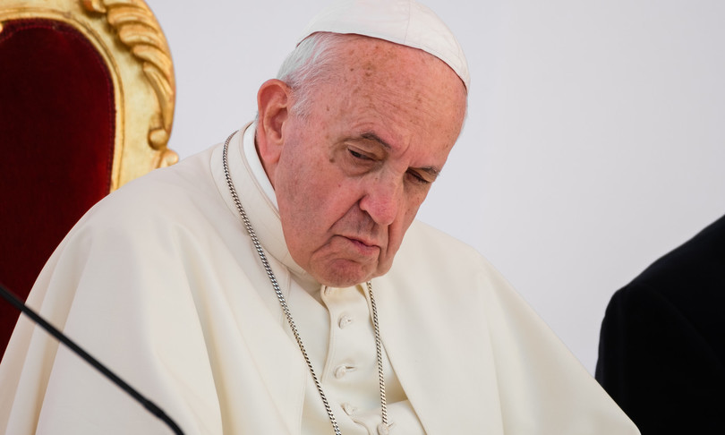 Papa sospendere brevetti vaccino accesso a tutti