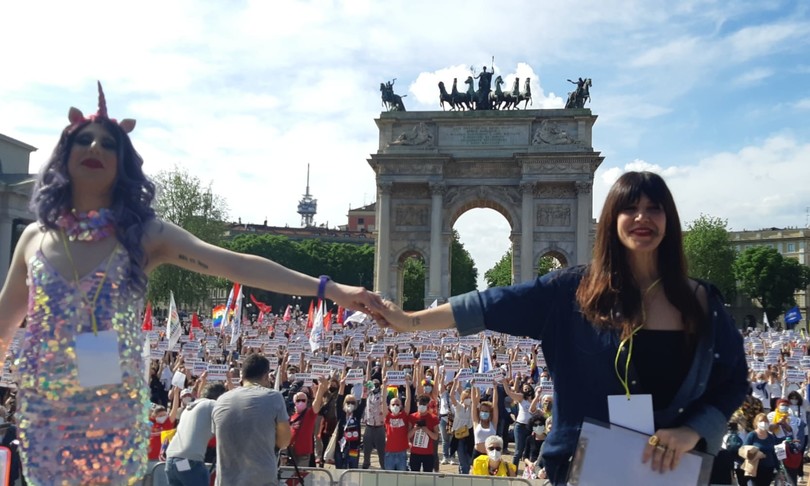 migliaia piazza Milano sostegno ddl zan
