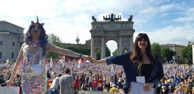 Migliaia di persone hanno manifestato in piazza a Milano a sostegno del ddl Zan