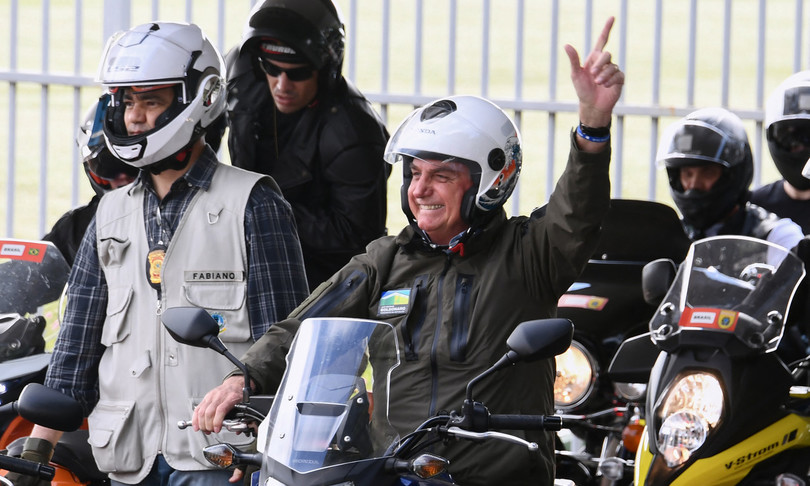 Brasile Bolsonaro guida parata motociclisti Brasilia