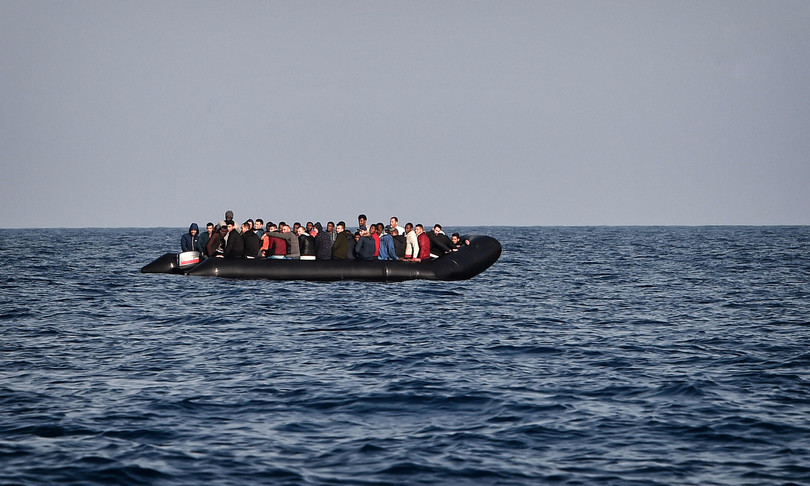 migranti hotspot lampedusa scoppia