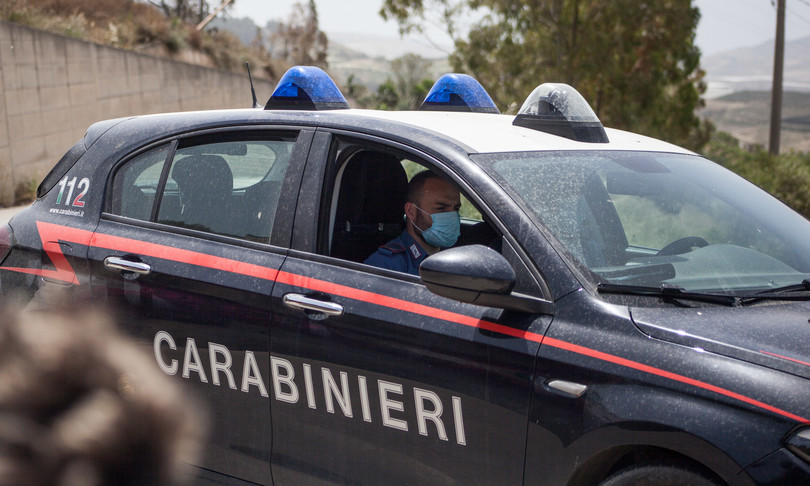 carabiniere filmato prende a calci giovane con mani alzate