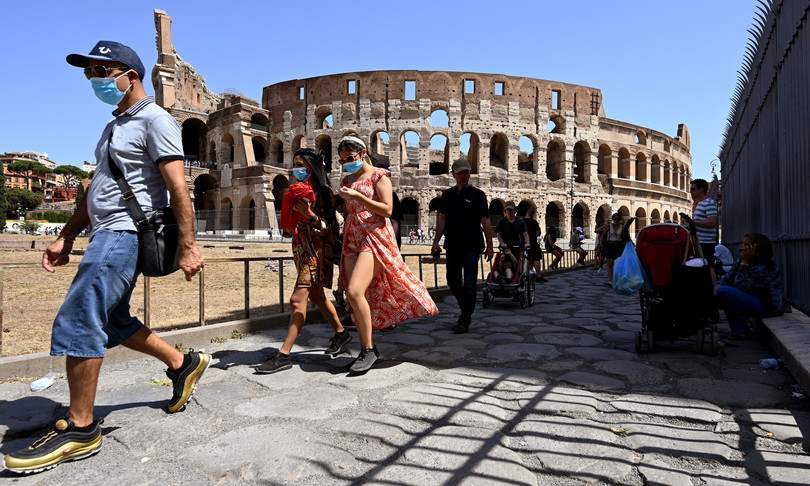 Covid Ue allenta restrizioni ingresso turisti
