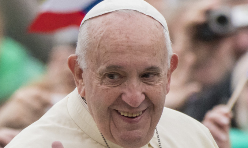 Papa Francesco esalta calcio giocato con palla stracci