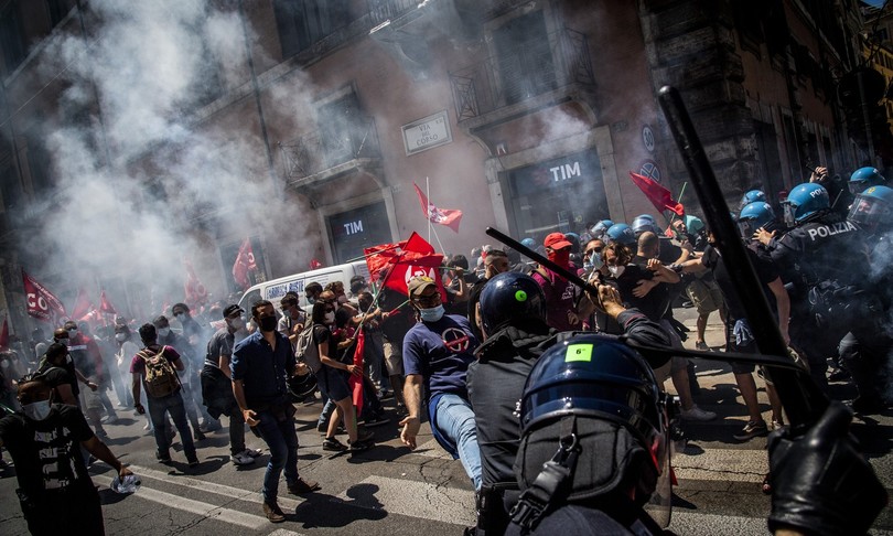 tensione manifestazione montecitorio ferito carabiniere