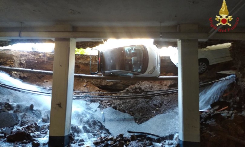 voragine auto inghiottite roma tor pignattara