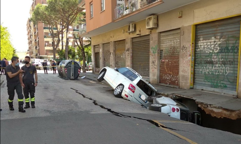 voragine auto inghiottite roma tor pignattara